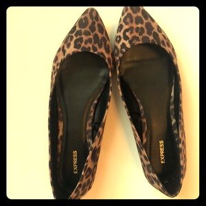Express cheetah print Pointed- toe Flats